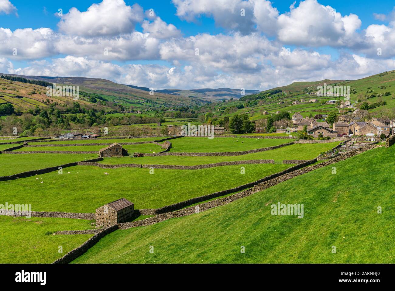 Gunnerside, Yorkshire du Nord, Angleterre, Royaume-Uni - 21 mai 2019: Paysage de Swaledale, en regardant vers le village de Gunnerside, Banque D'Images