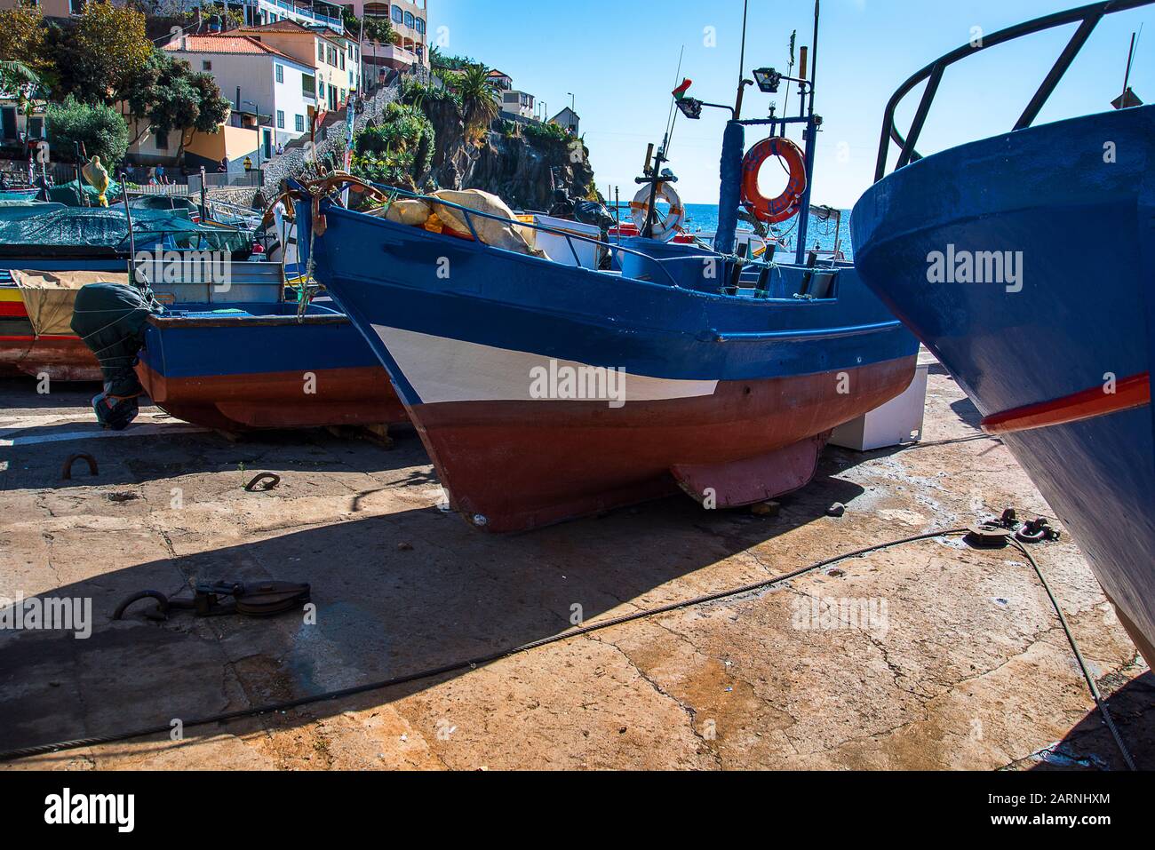 Camara de Lobos est un pittoresque village de pêcheurs avec de hautes falaises près de la ville de Funchal à Madère . Winston Churchill aimait à peindre ce village Banque D'Images