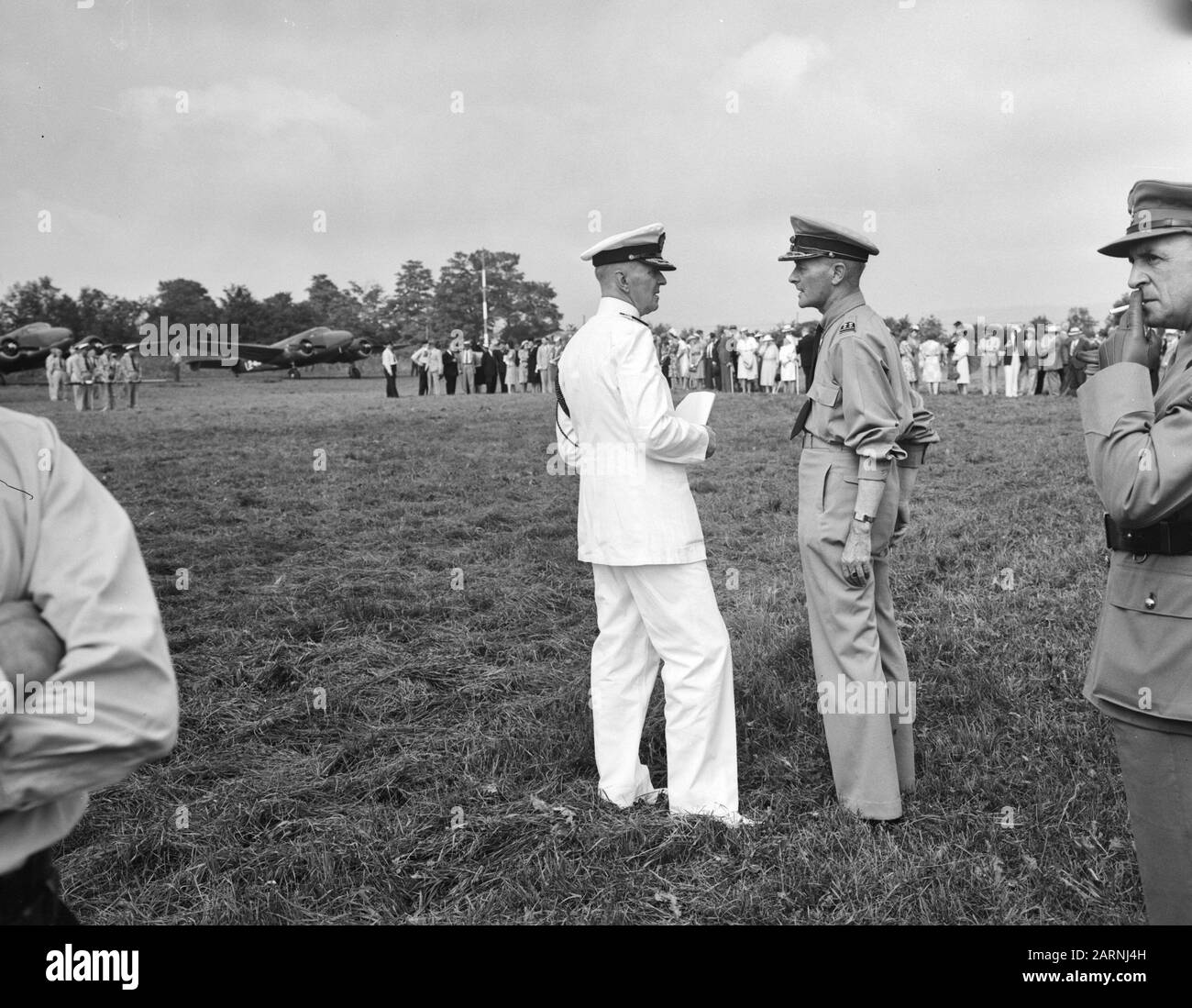 Prix de la bannière de l'aviation militaire de la KNIL et du drapeau du service de l'aviation de la Marine, tous deux décorés avec l'ordre militaire de William par la reine Wilhelmina à l'aéroport militaire de Pittsfield dans l'État du Massachusetts. Cérémonie de remise des prix de la bannière de l'aviation militaire de la KNIL et du drapeau du service de l'aviation de la Marine, tous deux décorés avec l'ordre militaire de William par la reine Wilhelmina à l'aéroport militaire de Pittsfield dans l'État du Massachusetts. Officier de marine en conversation avec le Maj. German-L.H. van Oyen Date : 15 août 1942 lieu : Pittsfield, États-Unis mots clés : visites, of Banque D'Images