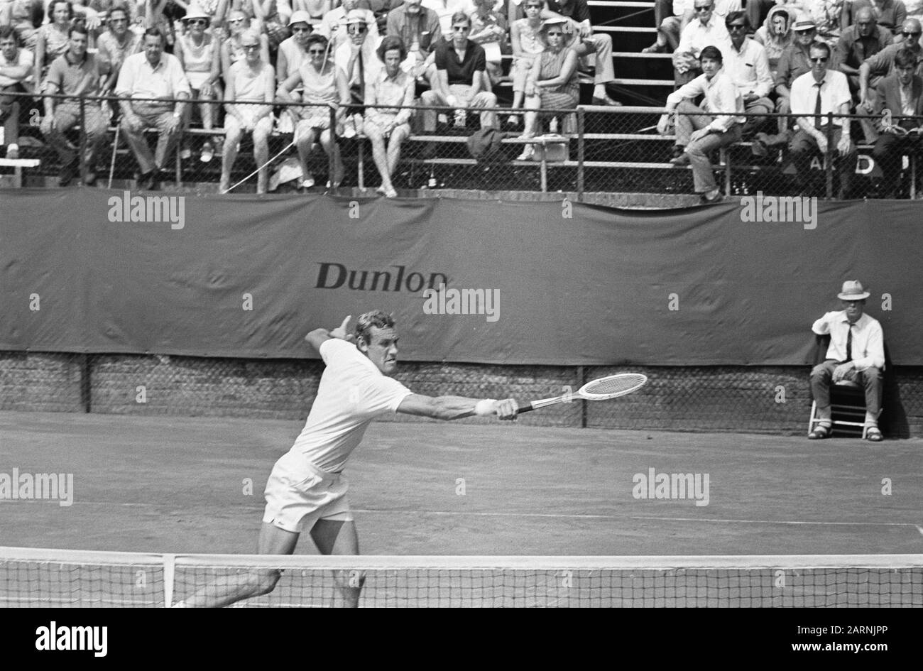 Open Dutch tennis Championships 1969 à Hilversum Vladimir Zednik (Tchécoslovaquie) en action Date: 1 août 1969 lieu: Hilversum, Noord-Holland mots clés: Sport, tennis, compétitions Nom personnel: Zednik, Vladimir Banque D'Images