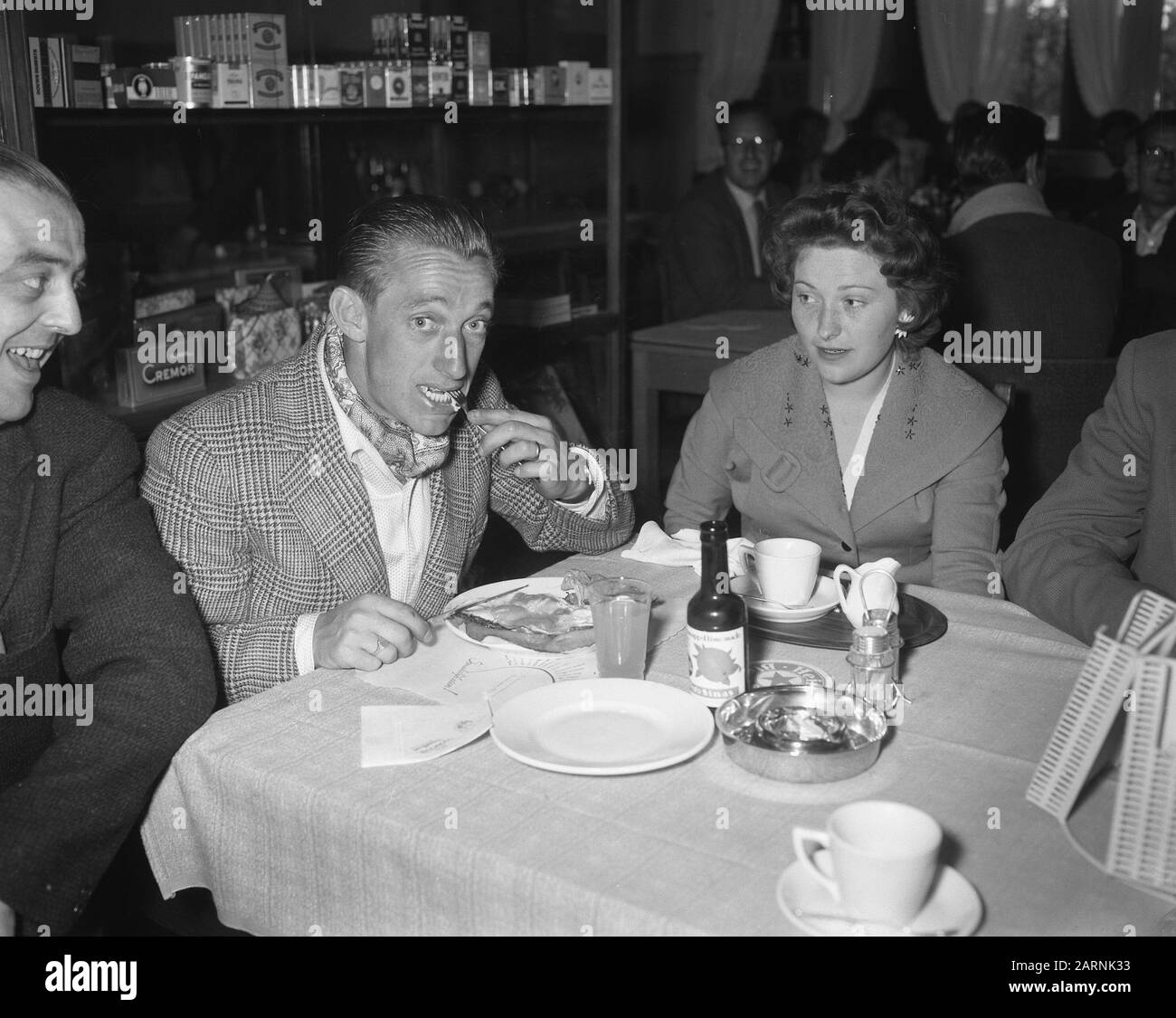 L'équipe du Tour de France en France. Restaurant Wagtmans Date : 24 Juin 1957 Lieu : France Mots Clés : Équipes Banque D'Images