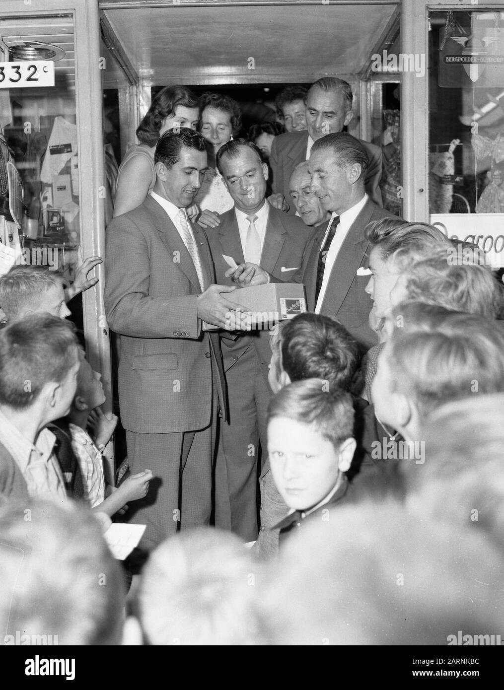 Vente de biens sportifs par Stanley Matthews à Rotterdam Annotation: Liens Eddy Pieters Graafland Date: 15 août 1957 lieu: Rotterdam, Zuid-Holland mots clés: Vente Nom personnel : Matthews, Stanley Banque D'Images