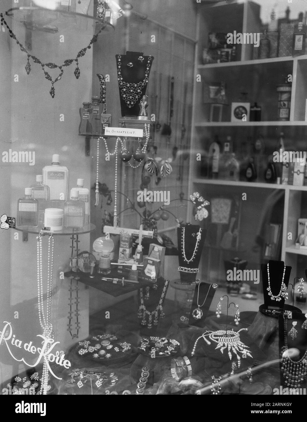 Vitrine d'une boutique de bijouterie Date : 14 octobre 1957 mots clés : vitrines de magasins Banque D'Images