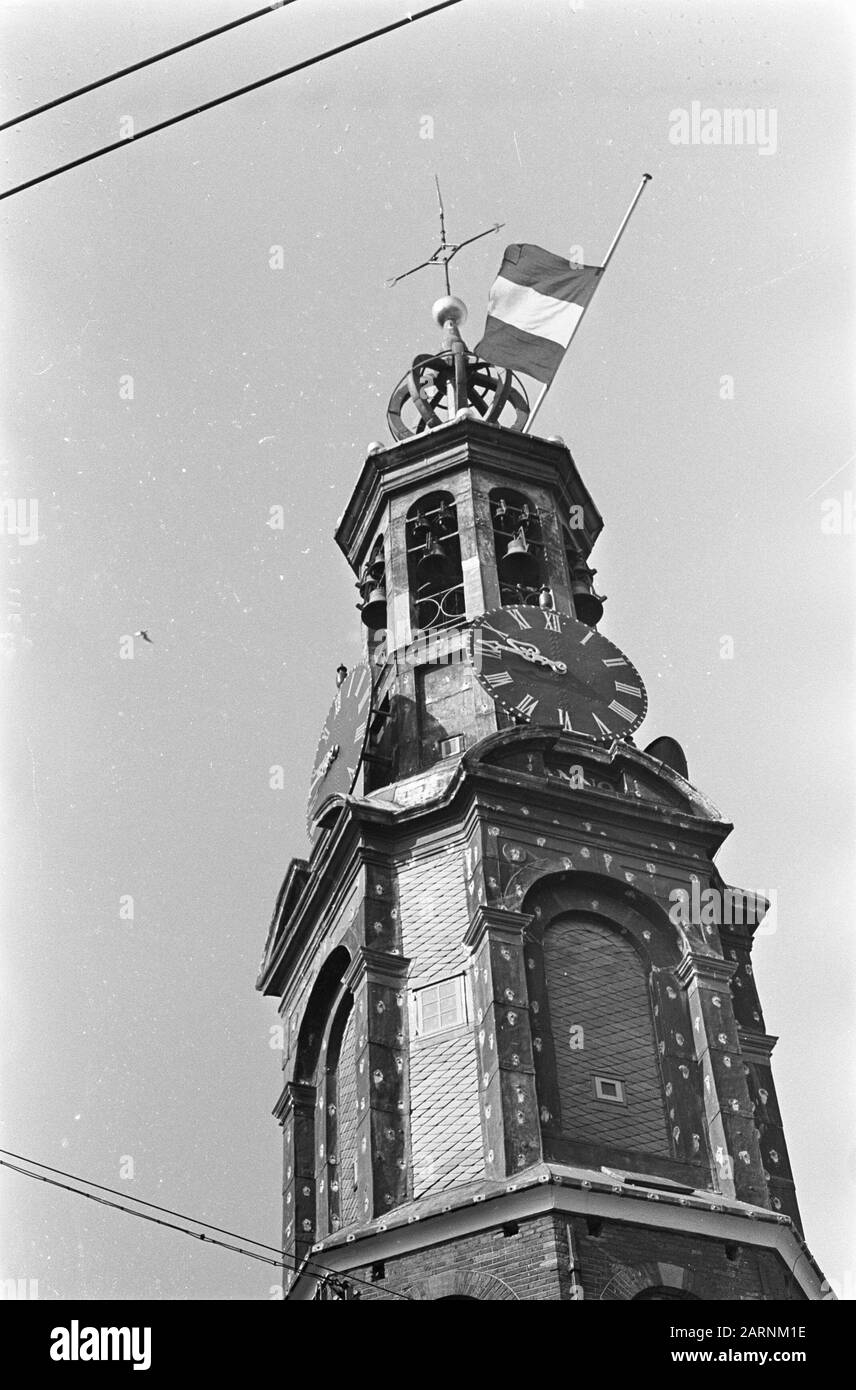 Drapeaux Demi-bâton à Amsterdam morts ds. Très Grand Lit. Drapeau demi-mât sur le Munttoren Date: 9 avril 1968 lieu: Amsterdam, Noord-Holland mots clés: Drapeaux, tours Nom personnel: DS. Nom De L'Établissement King : Tour De Menthe Banque D'Images