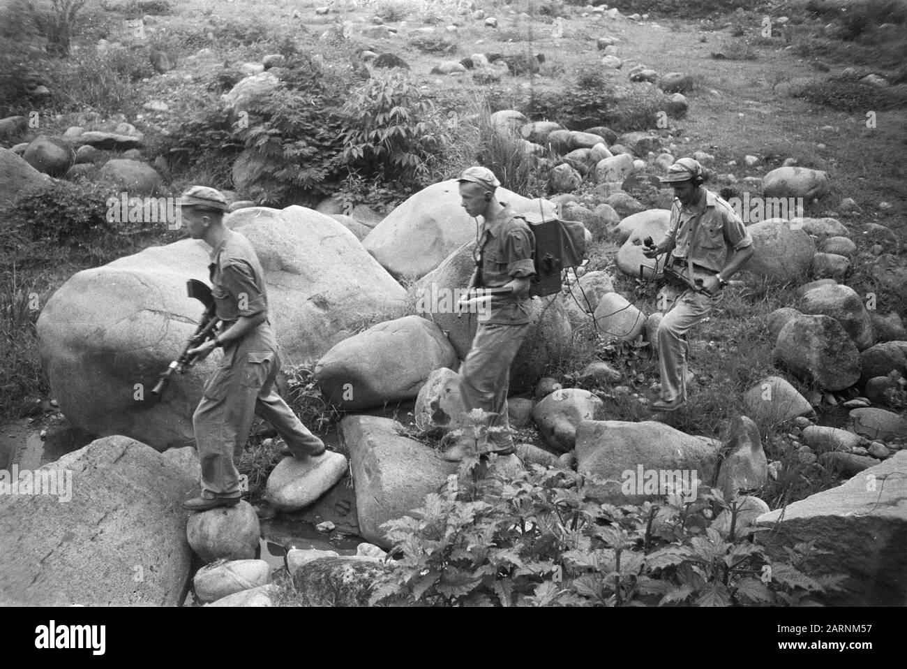 411 bataillon d'infanterie (Poerwokerto, Boemiajoe, Keboemen] À Travers la sawah ou au-dessus des pierres rocheuses en sont les autres. Nous y allons, même si nous n'y sommes pas encore! ' Date : Février 1949 Lieu : Indonésie, Java Centrale, Antilles Néerlandaises Banque D'Images