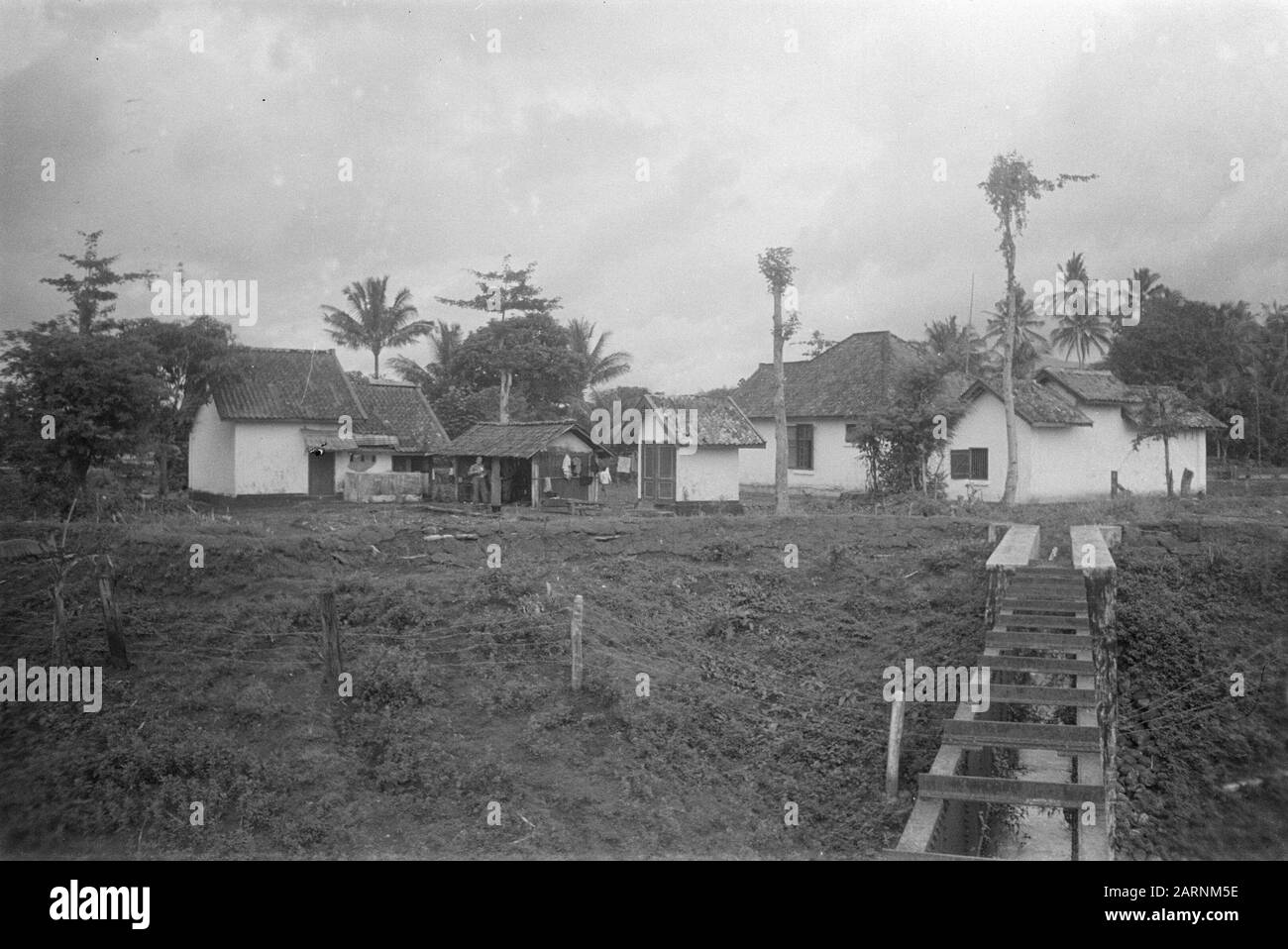 411 bataillon d'infanterie (Poerwokerto, Boriajoe, Keboemen] [une ferme servant de refuge pour un poste de sécurité] Date : février 1949 lieu : Indonésie, Midden-Java, Antilles néerlandaises de l'est Banque D'Images