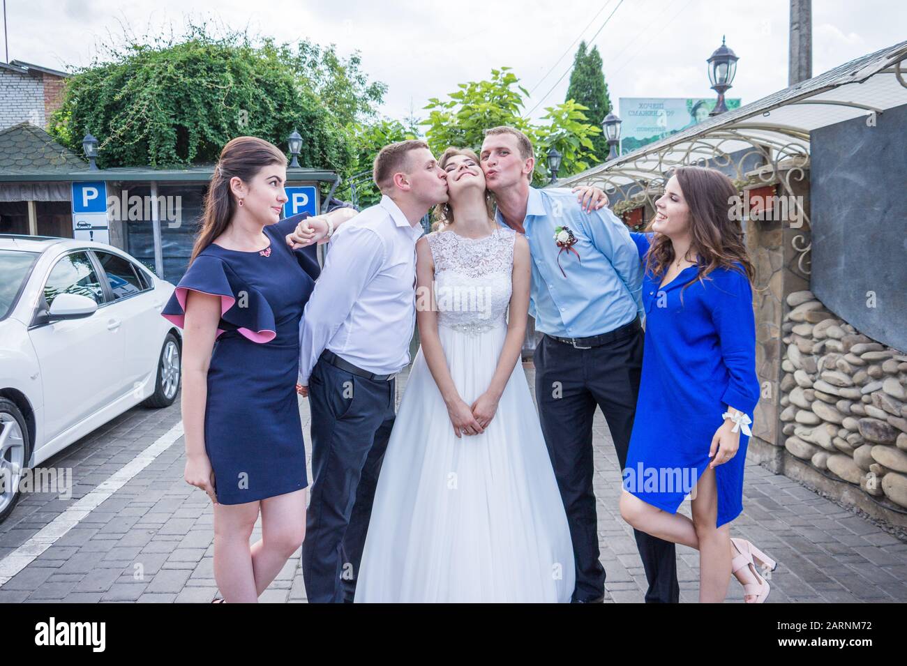 Jour de mariage mariage belle mariée et le marié élégant luxe 23.07.2017 marche après le mariage, de Loutsk Ukraina Banque D'Images
