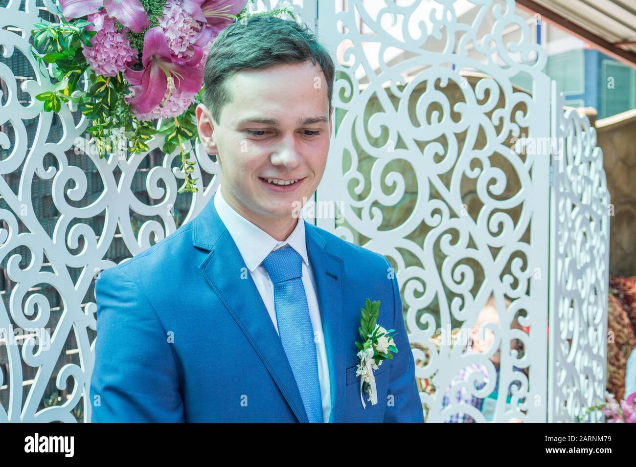 Jour de mariage mariage belle mariée et le marié élégant luxe 23.07.2017 marche après le mariage, de Loutsk Ukraina Banque D'Images