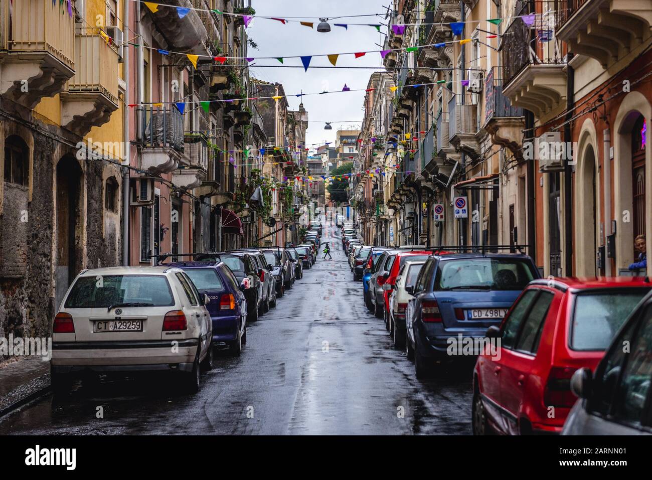 Rue étroite en Catania City sur le côté est de l'île de Sicile, Italie Banque D'Images