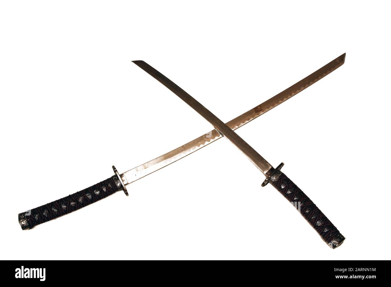 Deux swords samouraï croisés, isolat sur fond blanc Banque D'Images