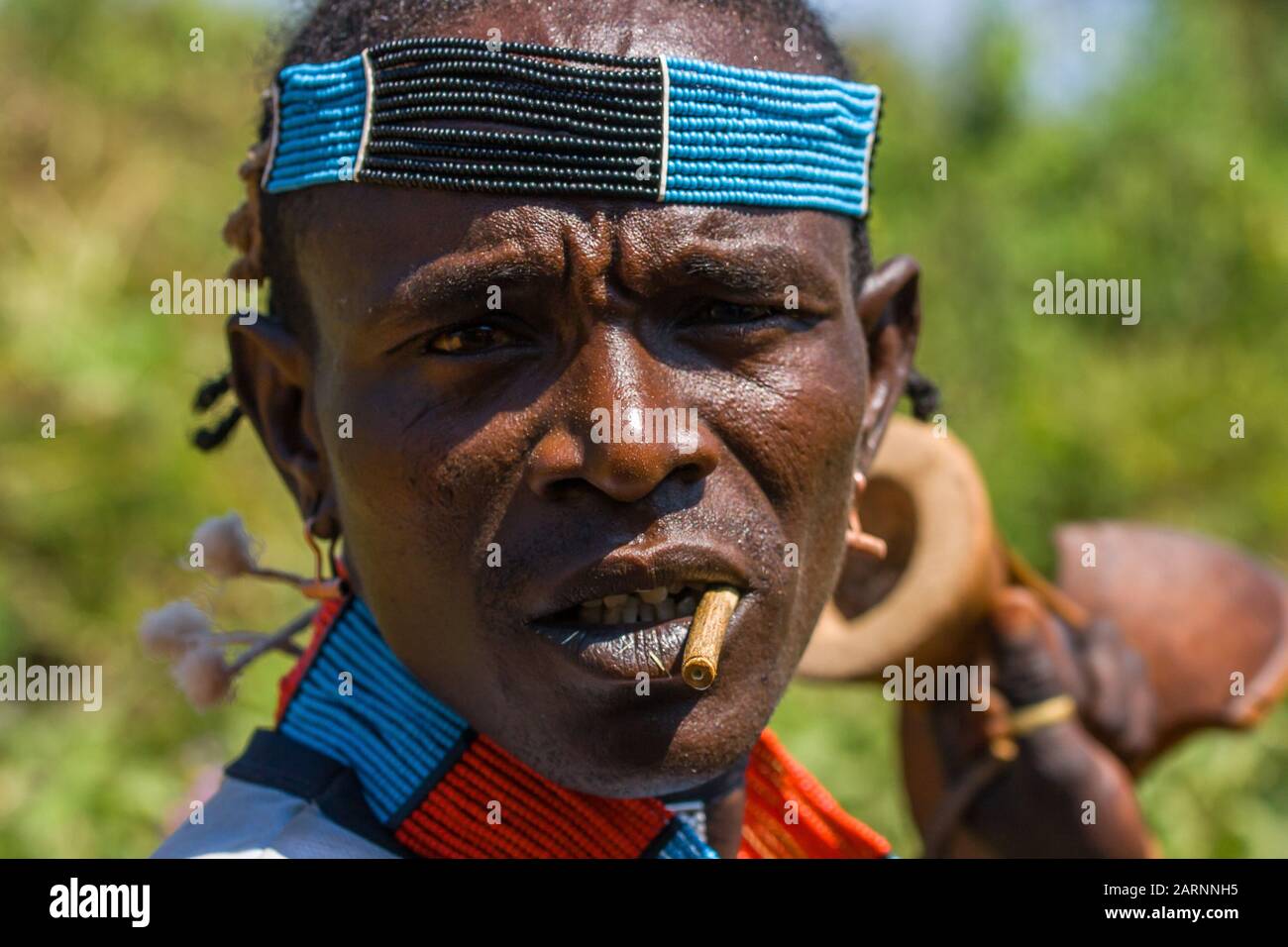 Portrait d'un guerrier Hamer, près de la ville de Key Afar, vallée de la rivière Omo, Ethiopie. Banque D'Images