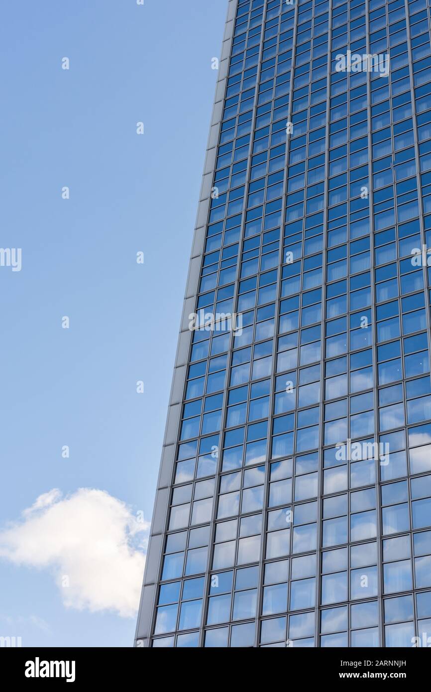 Réflexion dans les fenêtres d'un bâtiment moderne à Berlin, Allemagne Banque D'Images
