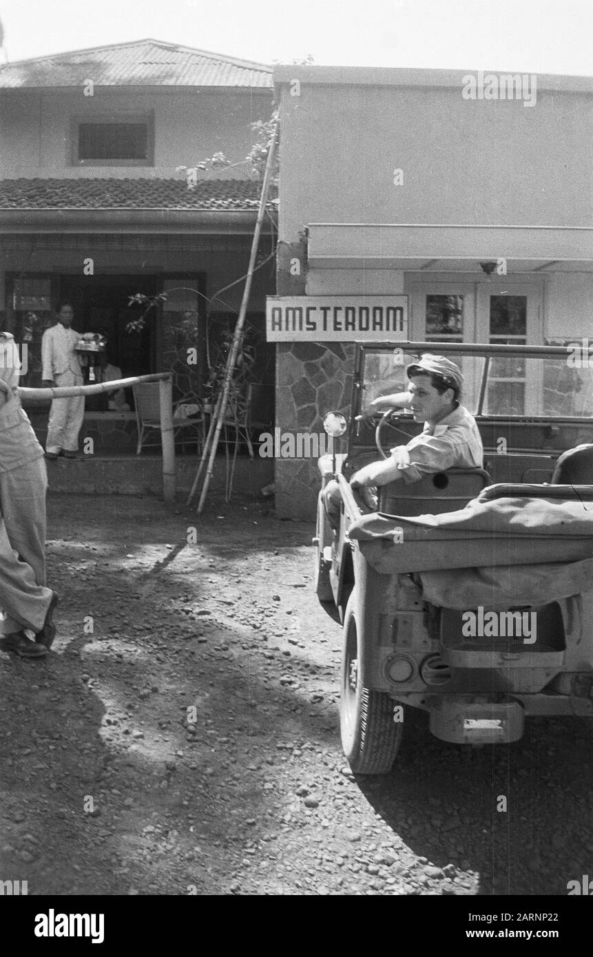 Site de récupération Bandoeng (colline de Dago) UNE jeep se tient devant un pavillon appelé 'Amsterdam' Annotation: Le complexe existe encore, maintenant il est appelé Dago Heuvel Resort DJK Date: Juin 1949 lieu: Indonésie, Pays-Bas East Indies Banque D'Images