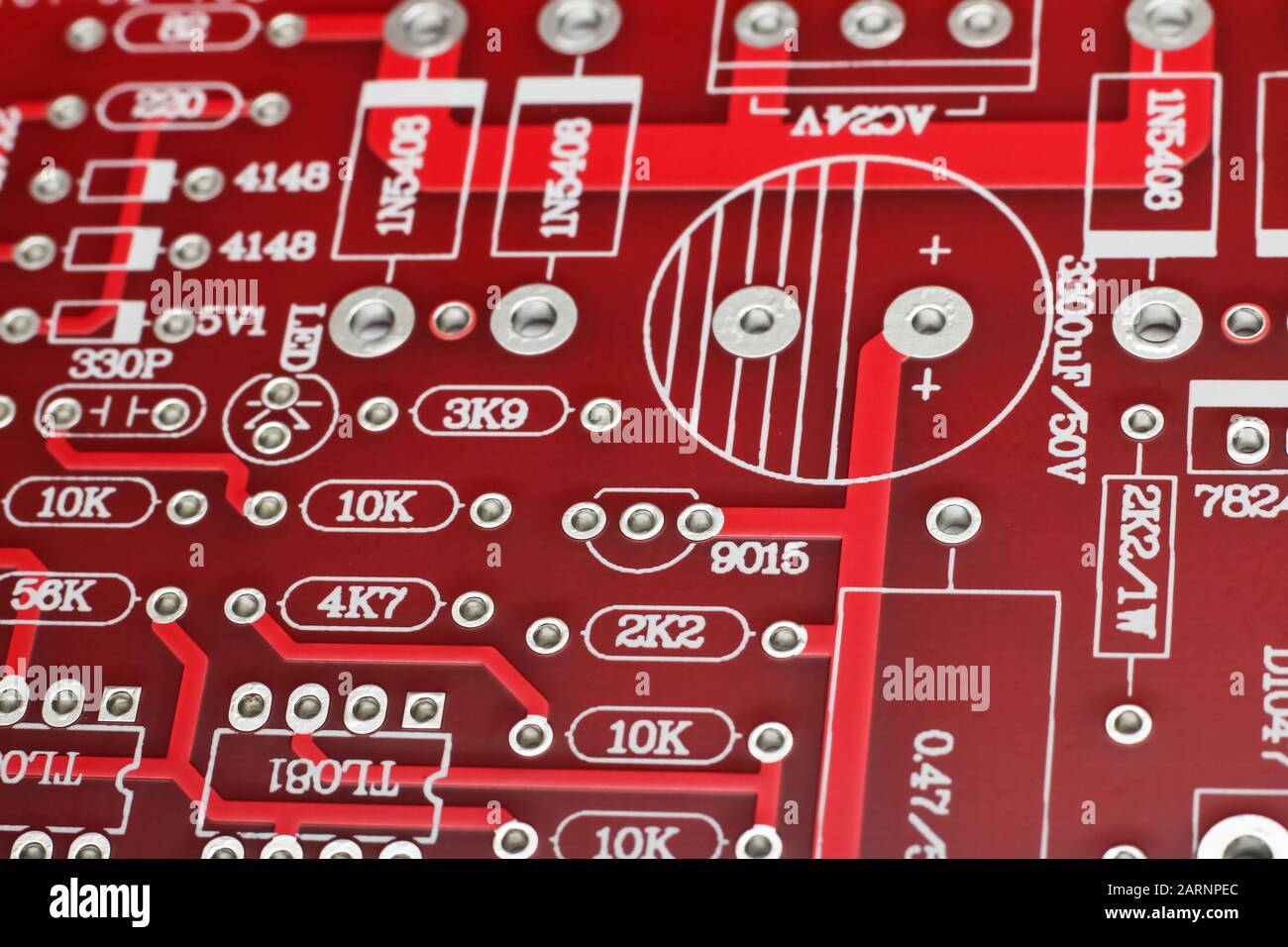 Les chenilles d'une carte de circuit imprimé se ferment Banque D'Images
