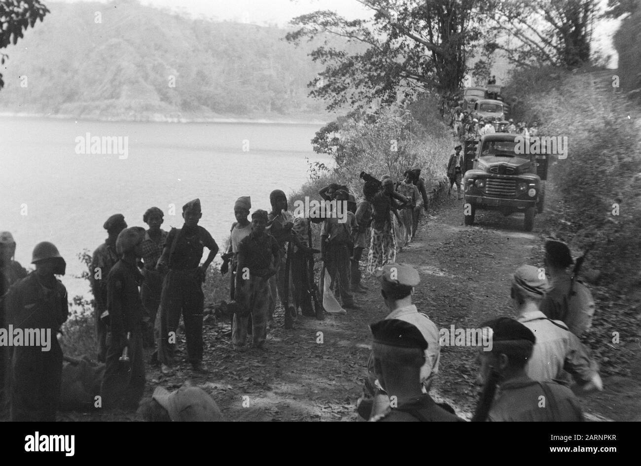 Zone de transfert Ponorogo [une colonne a transféré des tritonners néerlandais habités avec des soldats de l'INT longeant un lac. Ils sont rencontrés par d'autres soldats de l'INT et des Pays-Bas] Annotation: Lieu: Telaga Ngebel (plus)? Date : 23 Octobre 1944 Lieu : Indonésie, Java, Antilles Néerlandaises Banque D'Images