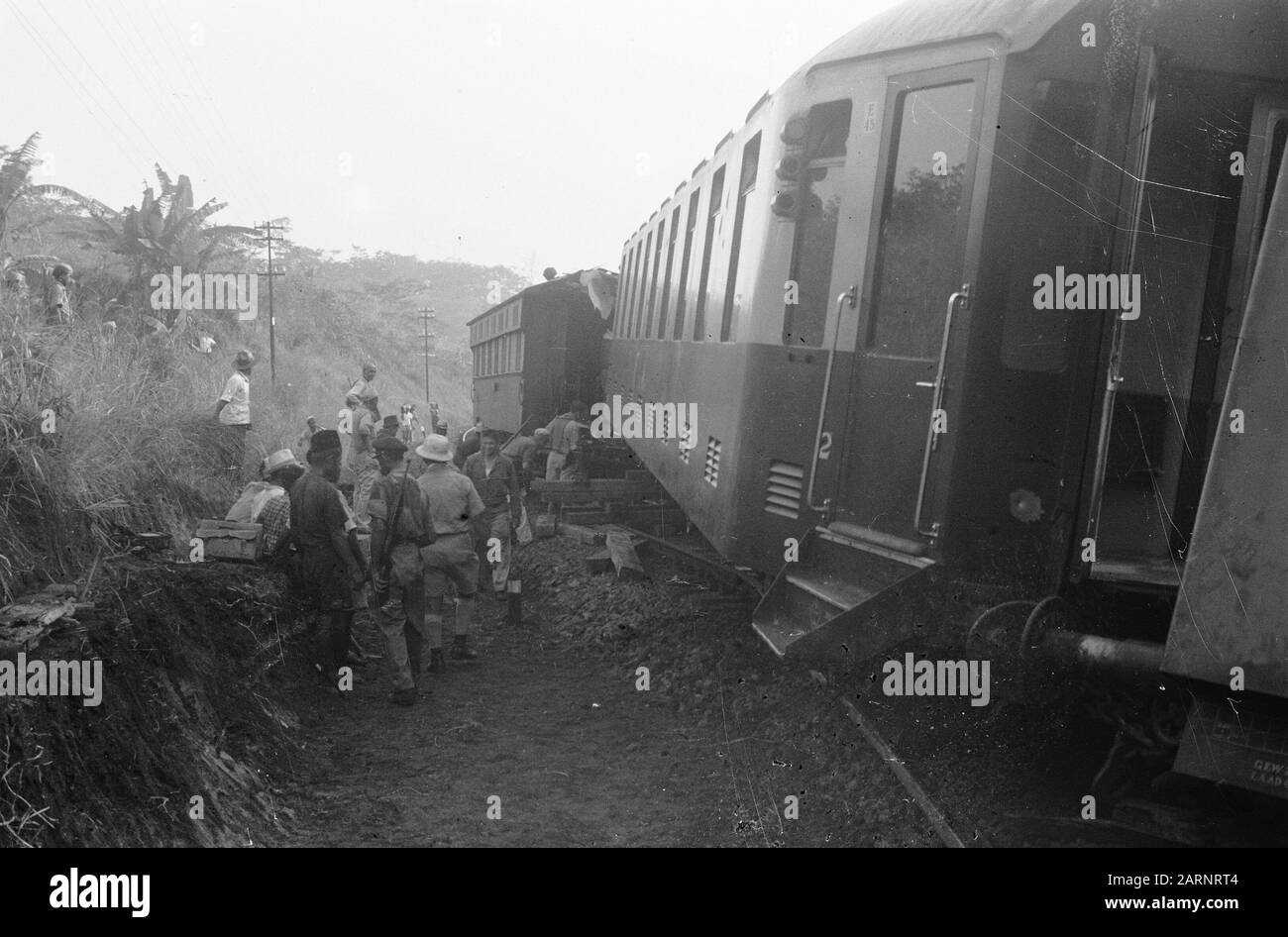 Accident de train Poerwakarta vendredi après-midi, 22 octobre 1948 le train rapide Batavia-Bandoeng à 16.50 heures deux kilomètres au sud de Poerwakarta, près de Bengoal, a déraillé, parce que les rails avaient été brisés par un gang de terroristes sur une distance de 20 mètres. Immédiatement après le déraillement, le train a été pris au feu par environ 50 hommes qui avaient des armes et des armes automatiques, tuant huit personnes et blessant 23. En raison du fait qu'un nombre important de soldats voyageaient en train, le feu du gang pourrait être traité presque immédiatement. Cela a empêché pire. Présentation du Banque D'Images