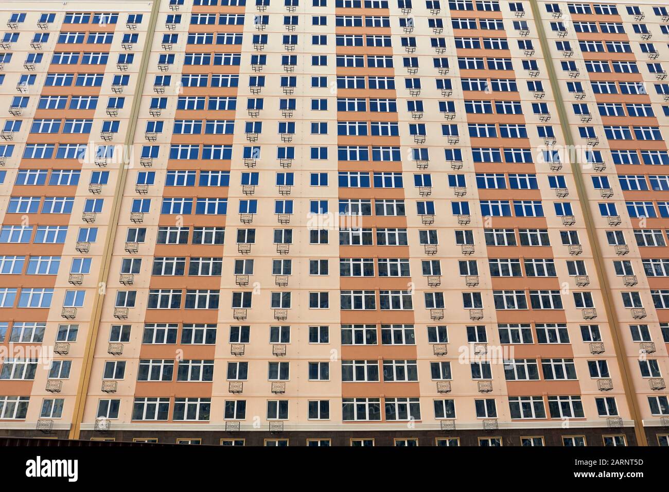 vue de dessous à l'immeuble d'appartements jaune Banque D'Images