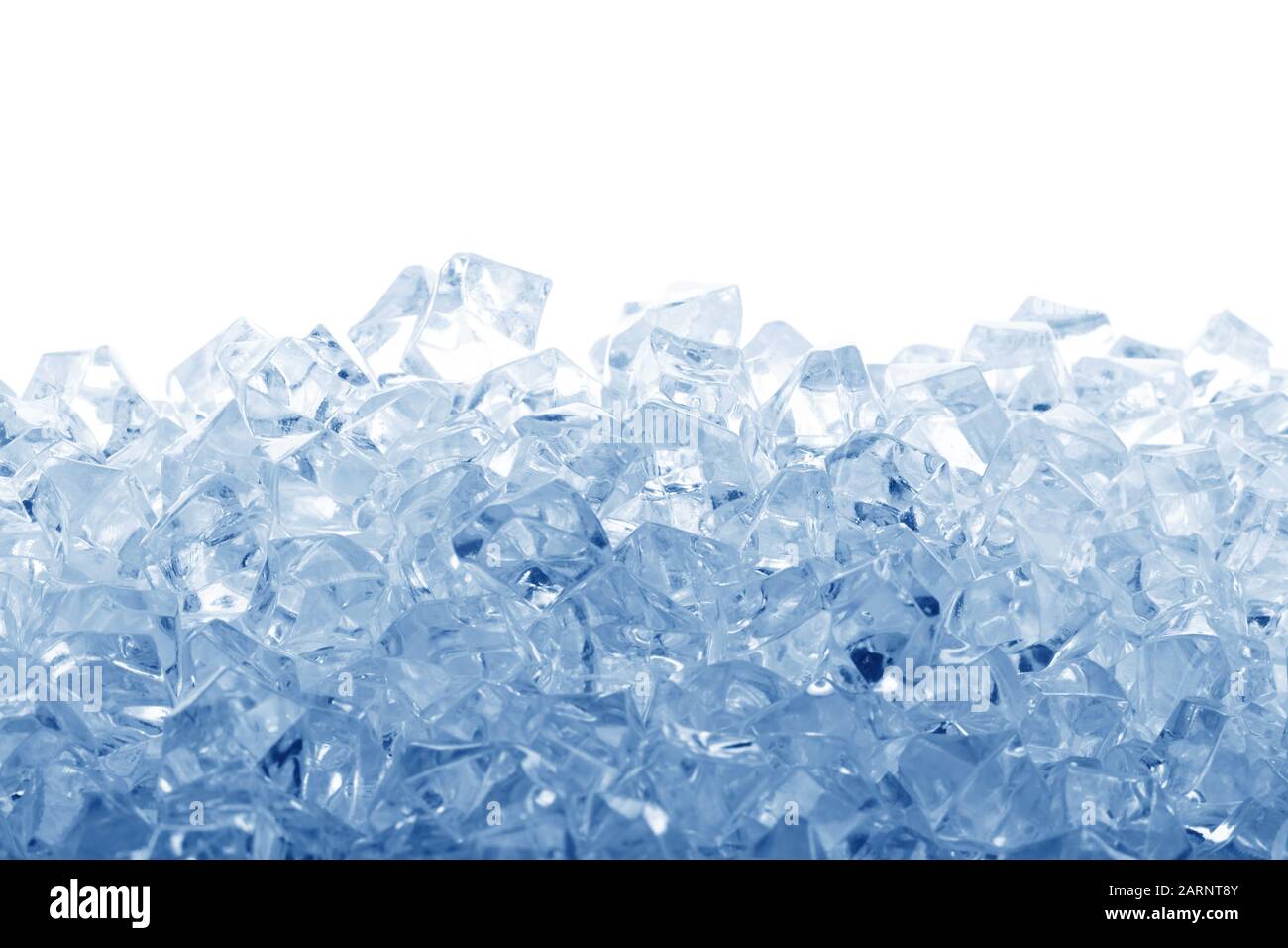 Des cubes de glace isolé sur fond blanc Banque D'Images