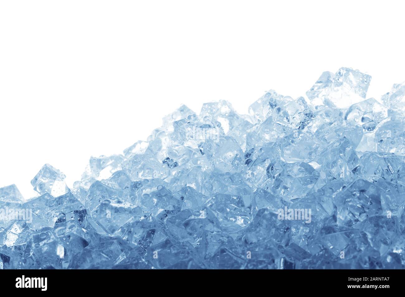 Des cubes de glace isolé sur fond blanc Banque D'Images