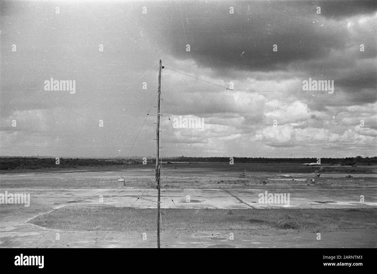 Bases d'air émetteur tour? Et nuages au-dessus d'un aéroport Annotation: Éventuellement Padang (avait des pistes concrètes) Date: Avril 1947 lieu: Indonésie, Hollandais East Indies Banque D'Images