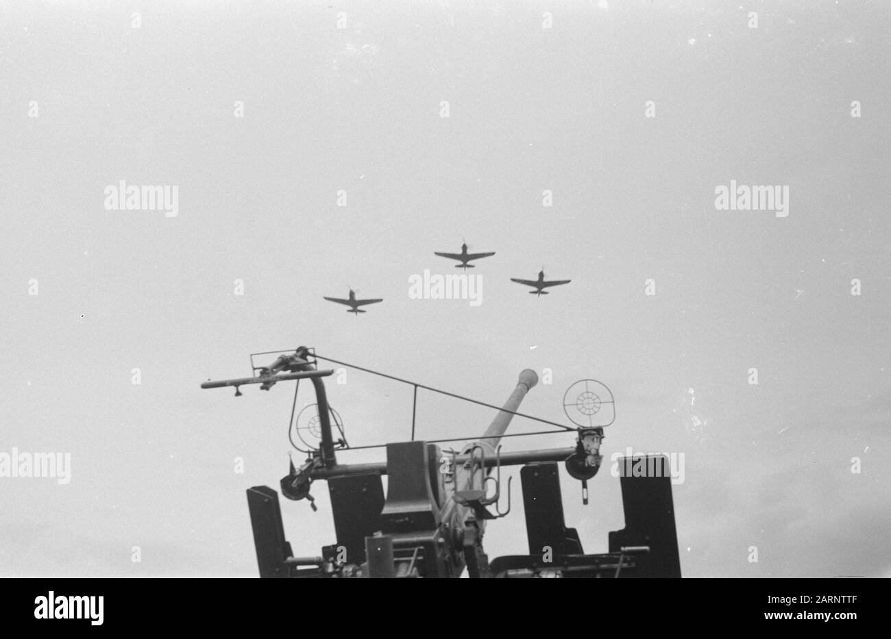 L'Aviation Militaire De La Journée De L'Aviation À L'Aéroport De Kemajoran Airshow. P 51 Mustang. Au premier plan canons anti-aéronefs Date: 9 mars 1947 lieu: Batavia, Indonésie, Jakarta, Kemajoran, Hollandais East Indies Banque D'Images