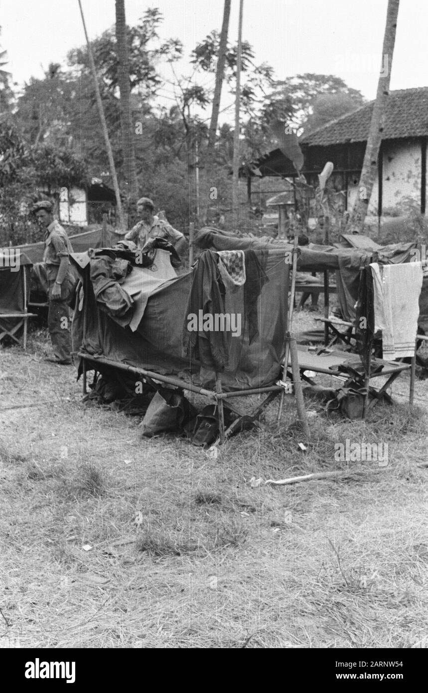 Visite de Van de Poll et Van de Kieft à Semarang A bivouac avec des lits de terrain en plein air Date: 1 août 1947 lieu: Indonésie, Java, Hollandais East Indies Banque D'Images