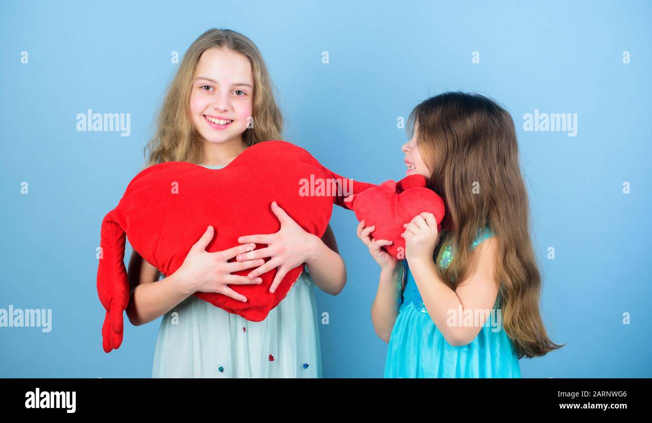Les Enfants Sinceres Partagent Tendresse Et Amour Filles Hug Rouge Peluche Coeur Symbole Amour Concept Sisterhood Saint Valentin Relations Amicales Freres Et Sœurs L Amour De La Famille Heureux Sentiment D Amour Sœur Affectueuse