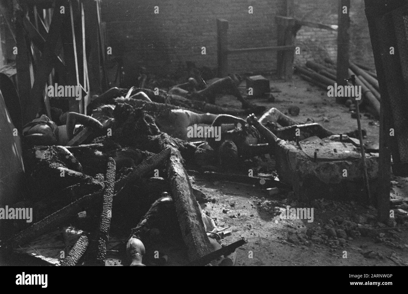 [DLC} Chinois Brûlé/Malang Dans la rue Gadang à Malang (Java est) 21 Chinois - après avoir été maltraités - sont enfermés dans une boucherie. Le bâtiment a alors été incendié, donc les Chinois ont été tués dans les flammes. L'auteur principal de ce crime odieux est une certaine Lasmoe, qui, par sa méthode d'intimidation de la population, s'est sentie si sûre qu'il a été laissé à Malang lorsque les troupes néerlandaises ont occupé cette ville. En direction de la population, il a été emprisonné pour ne pas pouvoir échapper à sa justice Date: 24 juillet 1947 lieu: Indonésie, Malang, Antilles néerlandaises de l'est Banque D'Images