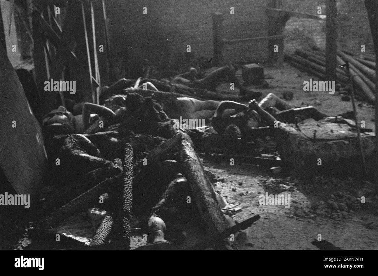 Les Chinois brûlés/Malang dans la rue Gadang à Malang (Java est) 21 Chinois - après avoir été maltraités - sont enfermés dans une boucherie. Le bâtiment a alors été incendié, donc les Chinois ont été tués dans les flammes. L'auteur principal de ce crime odieux est une certaine Lasmoe, qui, par sa méthode d'intimidation de la population, s'est sentie si sûre qu'il a été laissé à Malang lorsque les troupes néerlandaises ont occupé cette ville. En direction de la population, il a été capturé de façon à ne pas pouvoir échapper à sa justice Date: 24 juillet 1947 lieu: Indonésie, Java, Hollandais East Indies, Tegal Banque D'Images