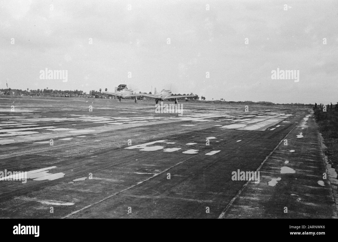 L'Aviation Militaire De La Journée De L'Aviation À L'Aéroport De Kemajoran Airshow. Deux Avions De Chasse Mustang P51 Date : 9 Mars 1947 Lieu : Batavia, Indonésie, Jakarta, Kemajoran, Antilles Néerlandaises Banque D'Images