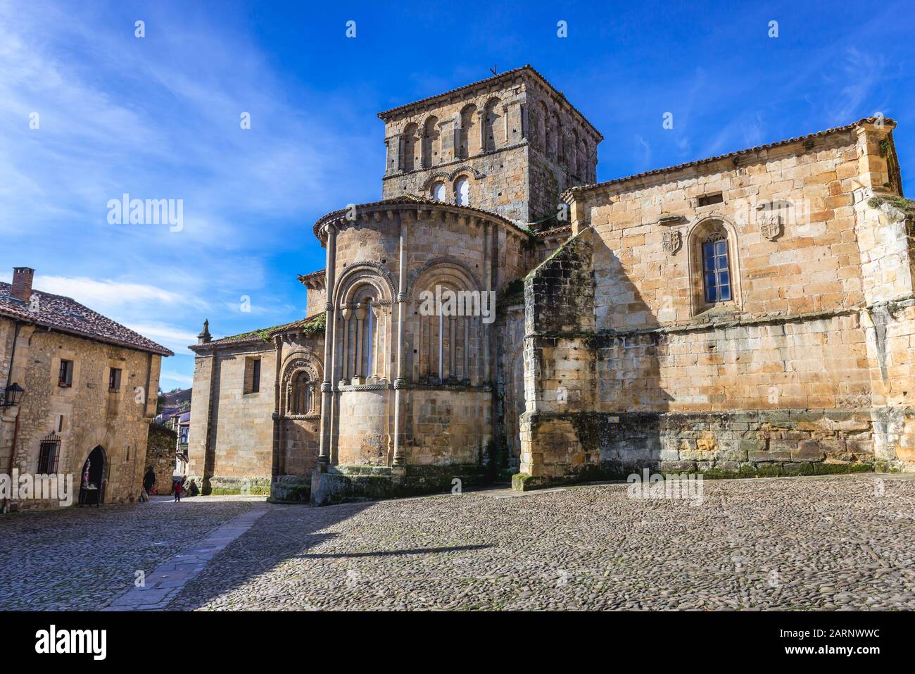 Collégiale romane et cloître de Santa Juliana à Santillana del Mar située en Cantabrie, Espagne - vue de la Plaza las Arenas Banque D'Images