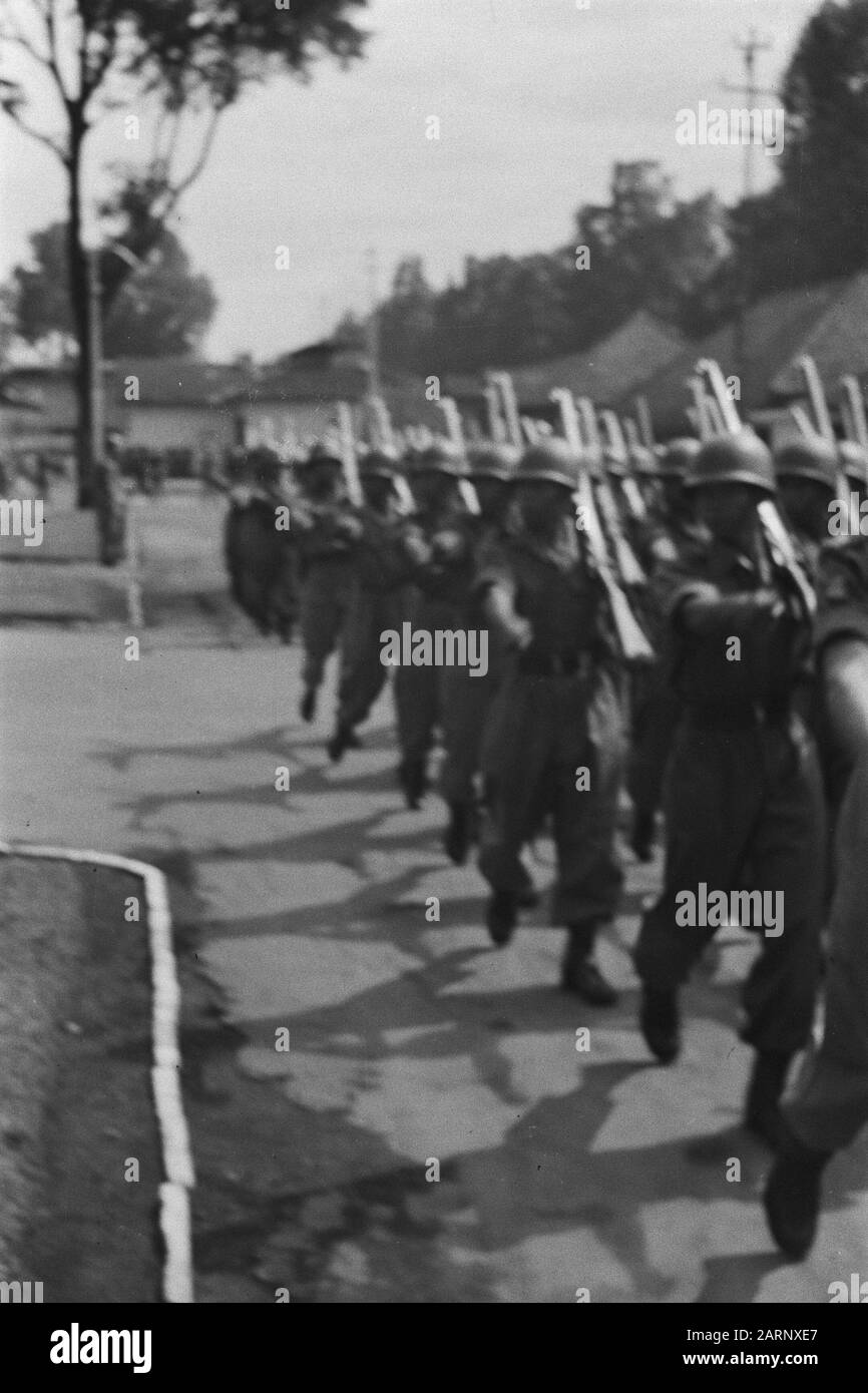 La cérémonie de SergeantsAward à des stagiaires de l'école-cadre du V Bataillon Tjimahi samedi matin 27 novembre 1948 a eu lieu à Tjimahi dans les bataillons de sécurité d'infanterie de l'école-cadre I, promus solennellement au Sergent dans les bataillons de sécurité, 33 caporaux y ont été formés. Les nouveaux cadres étaient de Sumatra et Madura et reviendrez dès que possible Date : 27 novembre 1948 lieu : Indonésie, Java, Antilles néerlandaises de l'est, Tjimahi Banque D'Images