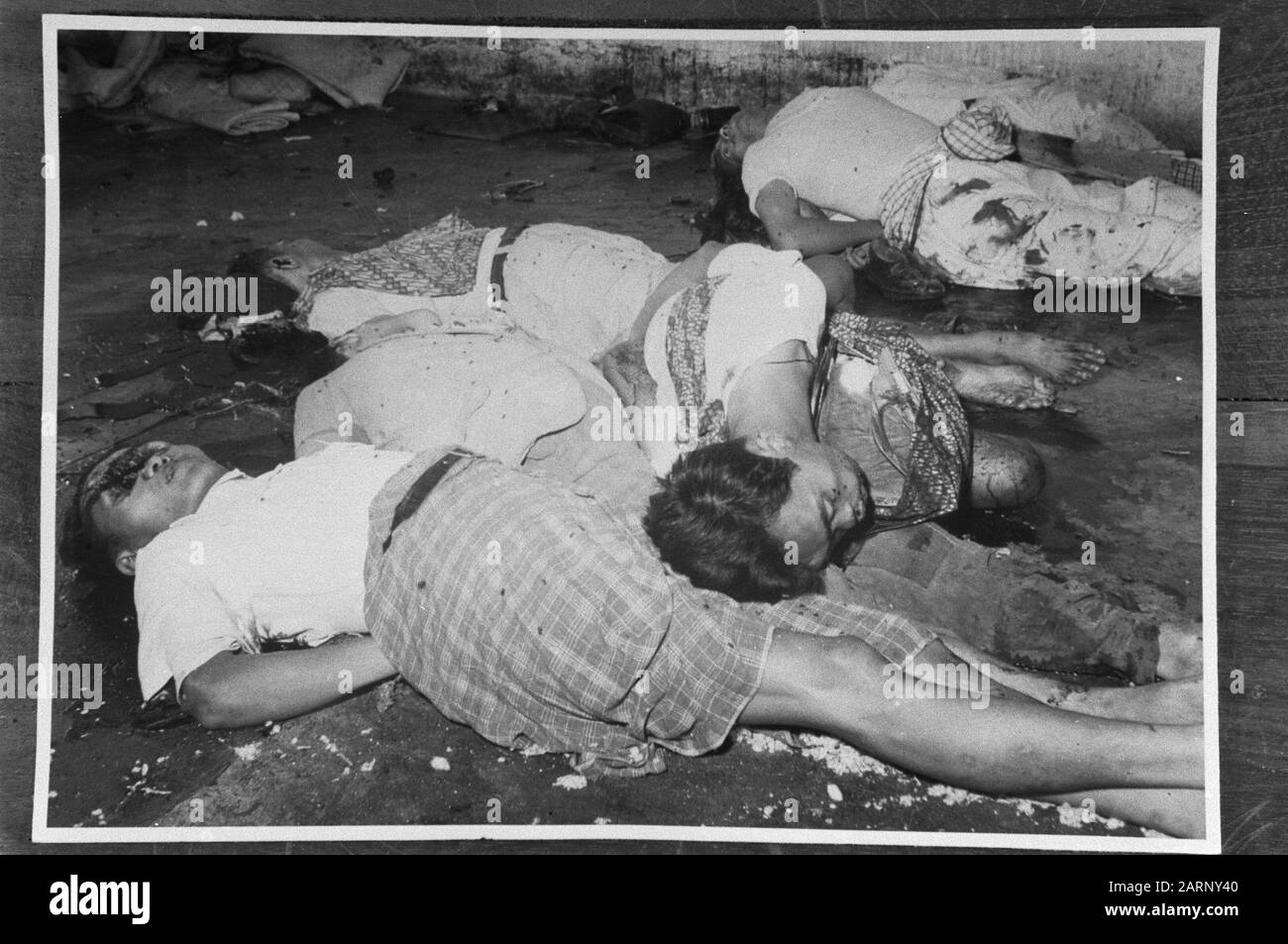 Magelang dans la prison de Magelang, les républicains ont massacré 31 personnes sans procès. La plupart d'entre eux ont été abattus avec des tirs de mousqueton, tandis que certains ont été mis à mort par des balles factices, provoquant d'horribles mutilations. Ni les victimes ni leurs proches ne savaient pourquoi les personnes concernées avaient été arrêtées. Annotation: Repronegative Date: 22 Décembre 1948 Lieu: Indonésie, Java, Magelang, Hollandais East Indies Banque D'Images