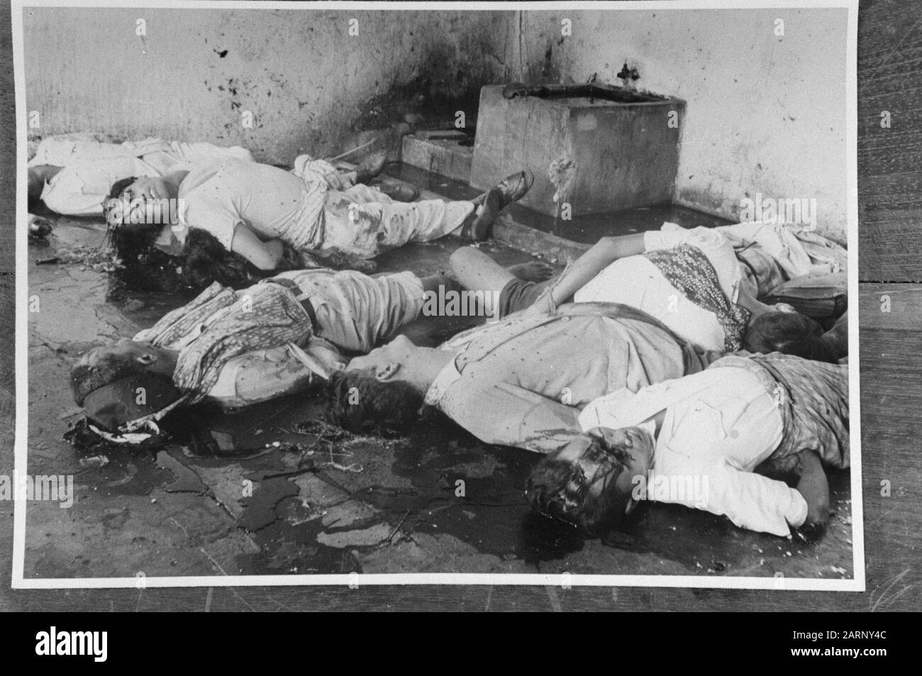 Magelang dans la prison de Magelang, les républicains ont massacré 31 personnes sans procès. La plupart d'entre eux ont été abattus avec des tirs de mousqueton, tandis que certains ont été mis à mort par des balles factices, provoquant d'horribles mutilations. Ni les victimes ni leurs proches ne savaient pourquoi les personnes concernées ont été arrêtées Date: 22 décembre 1948 lieu: Indonésie, Java, Magelang, Hollandais-Indies Banque D'Images