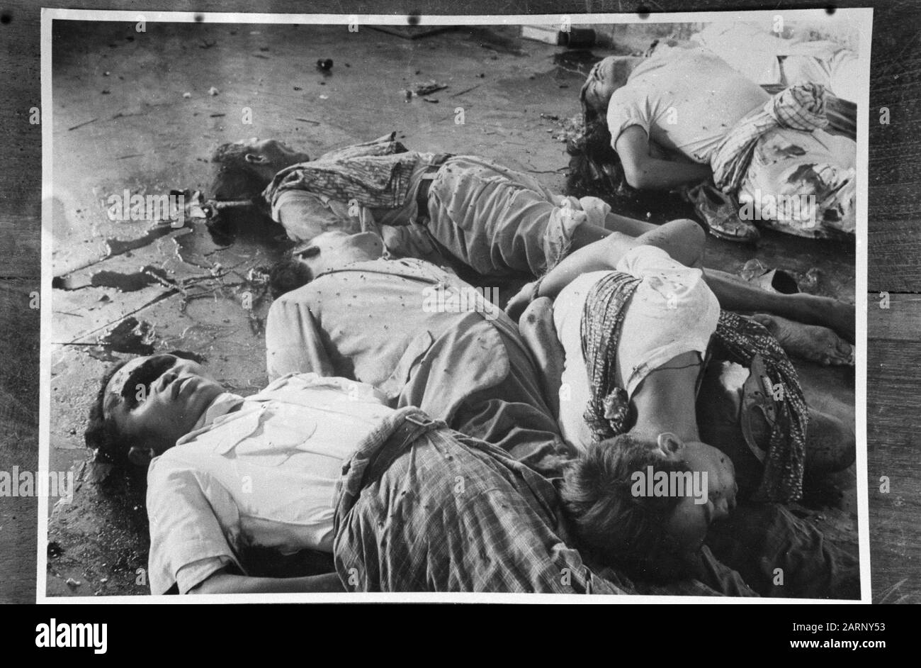 Magelang dans la prison de Magelang, les républicains ont massacré 31 personnes sans procès. La plupart d'entre eux ont été abattus avec des tirs de mousqueton, tandis que certains ont été mis à mort par des balles de dum-dum-dum, provoquant d'horribles mutilations. Ni les victimes ni leurs proches ne savaient pourquoi les personnes concernées avaient été arrêtées. Date: 22 Décembre 1948 Lieu: Indonésie, Java, Magelang, Hollandais East Indies Banque D'Images