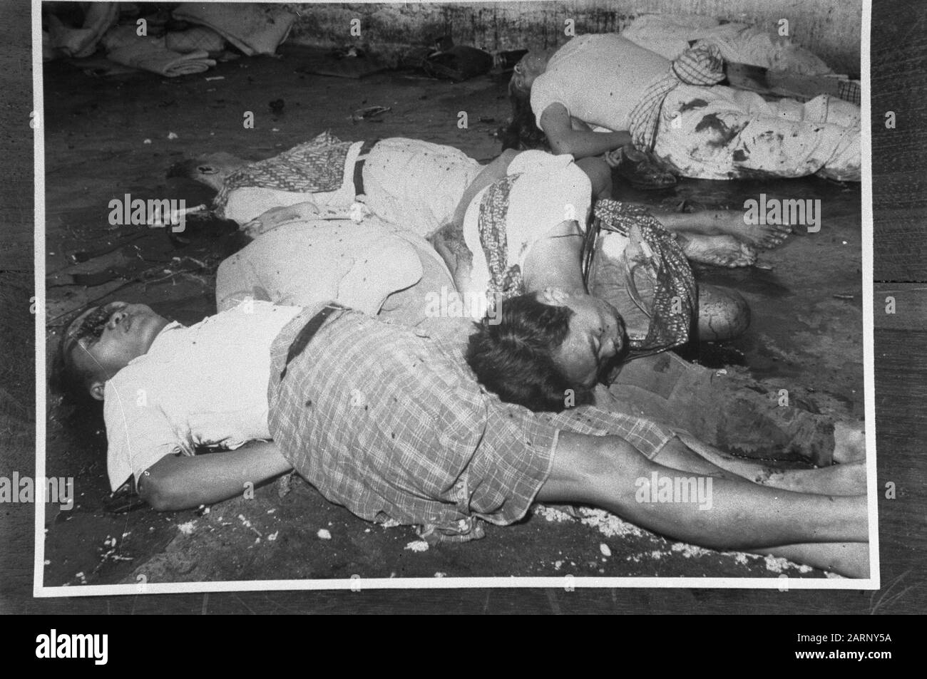 Magelang dans la prison de Magelang, les républicains ont massacré 31 personnes sans procès. La plupart d'entre eux ont été abattus avec des tirs de mousqueton, tandis que certains ont été mis à mort par des balles factices, provoquant d'horribles mutilations. Ni les victimes ni leurs proches ne savaient pourquoi les personnes concernées avaient été arrêtées. Annotation: Repronegative Date: 22 Décembre 1948 Lieu: Indonésie, Java, Magelang, Hollandais East Indies Banque D'Images