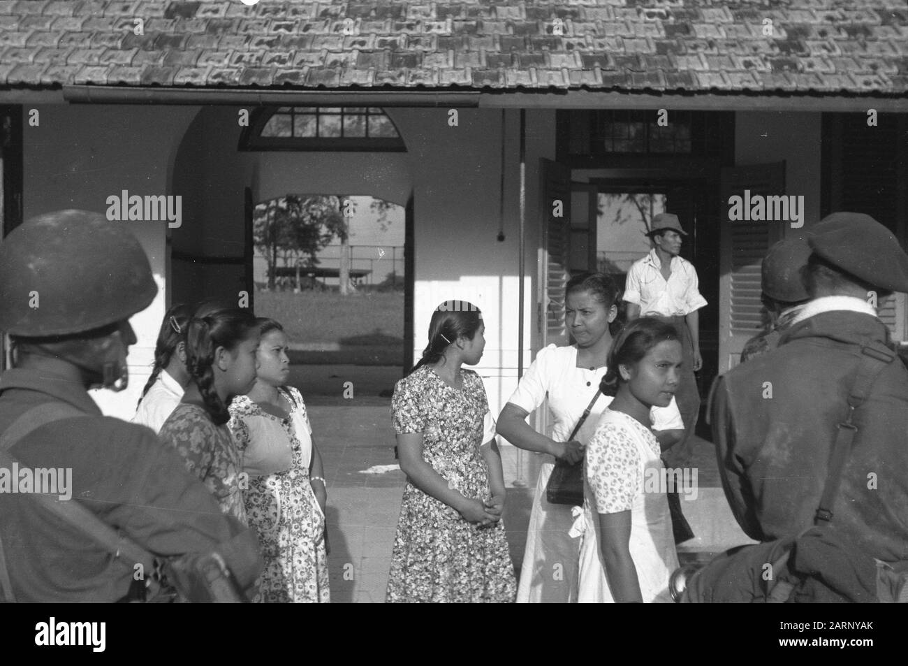 Djambi au début de la matinée du 30 décembre 1948 a été maraché par les troupes néerlandaises à Djambi (Sumatra). Cet endroit était occupé sans opposition à 8 heures. L'une des premières actions de l'armée néerlandaise a été la prise de contrôle de l'hôpital où les médecins et le personnel infirmier étaient encore présents. Après avoir reçu certaines instructions, ils sont tous revenus au travail Date: 30 décembre 1948 lieu: Djambi, Indonésie, Antilles orientales néerlandaises, Sumatra Banque D'Images