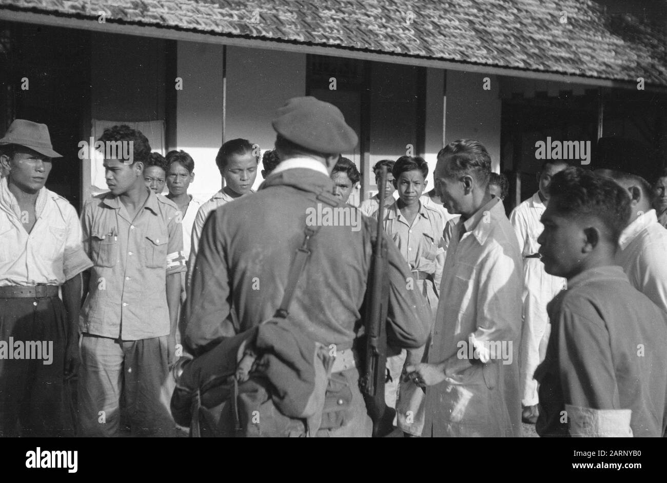 Djambi au début de la matinée du 30 décembre 1948 a été maraché par les troupes néerlandaises à Djambi (Sumatra). Cet endroit était occupé sans opposition à 8 heures. L'une des premières actions de l'armée néerlandaise a été la prise de contrôle de l'hôpital où les médecins et le personnel infirmier étaient encore présents. Après avoir reçu certaines instructions, ils sont tous revenus au travail Date: 30 décembre 1948 lieu: Djambi, Indonésie, Antilles orientales néerlandaises, Sumatra Banque D'Images