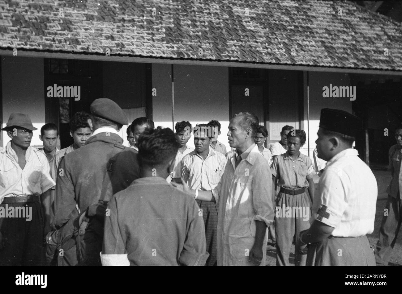 Djambi au début de la matinée du 30 décembre 1948 a été maraché par les troupes néerlandaises à Djambi (Sumatra). Cet endroit était occupé sans opposition à 8 heures. L'une des premières actions de l'armée néerlandaise a été la prise de contrôle de l'hôpital où les médecins et le personnel infirmier étaient encore présents. Après avoir reçu certaines instructions, ils sont tous revenus au travail Date: 30 décembre 1948 lieu: Djambi, Indonésie, Antilles orientales néerlandaises, Sumatra Banque D'Images