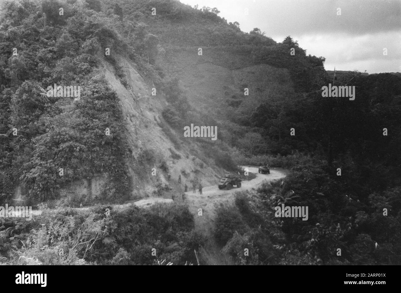 [une route de montagne a été sabotée. Les milliaires néerlandais se tiennent autour d'un grand trou. En outre, une voiture blindée Humber et une voiture de repérage] Date : janvier 1949 lieu : Indonésie, Antilles néerlandaises de l'est Banque D'Images