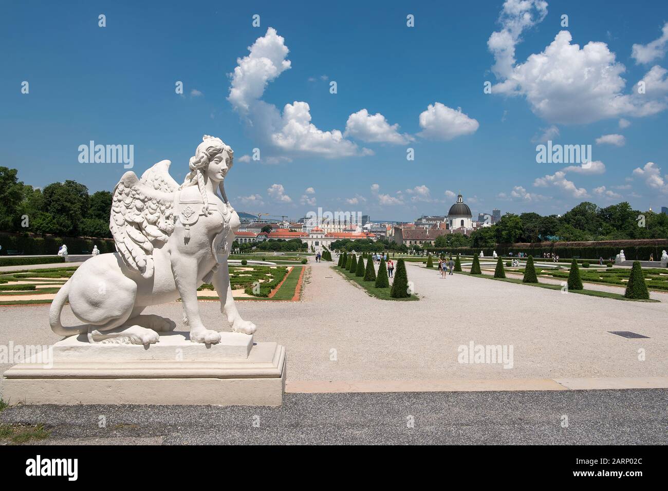 Vienne, Autriche - 5 juin 2019 ; sculpture Sphinx dans le jardin du Belvédère, avec le palais inférieur du Belvédère et la ville de Vienne en arrière-plan Banque D'Images
