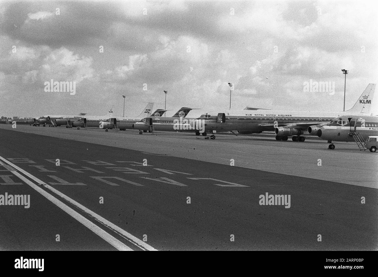 Grève internationale des pilotes en raison d'un nombre croissant d'avions de détournement au sol, à la suite de l'appel de grève de l'organisation pilote internationale Ifalpa Date : 19 juin 1972 lieu : Noord-Holland, Schiphol mots clés : grèves, aéronefs, aéroports Banque D'Images