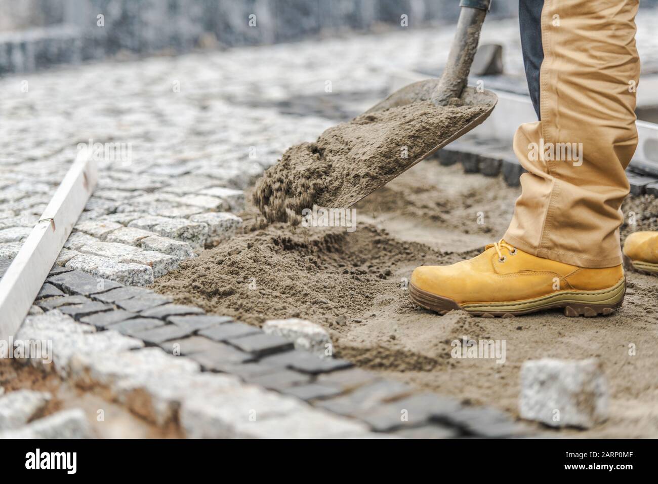 Construction Du Chemin De Brique Granite Autour D'Une Maison. Amélioration Du Jardin D'Accueil. Banque D'Images