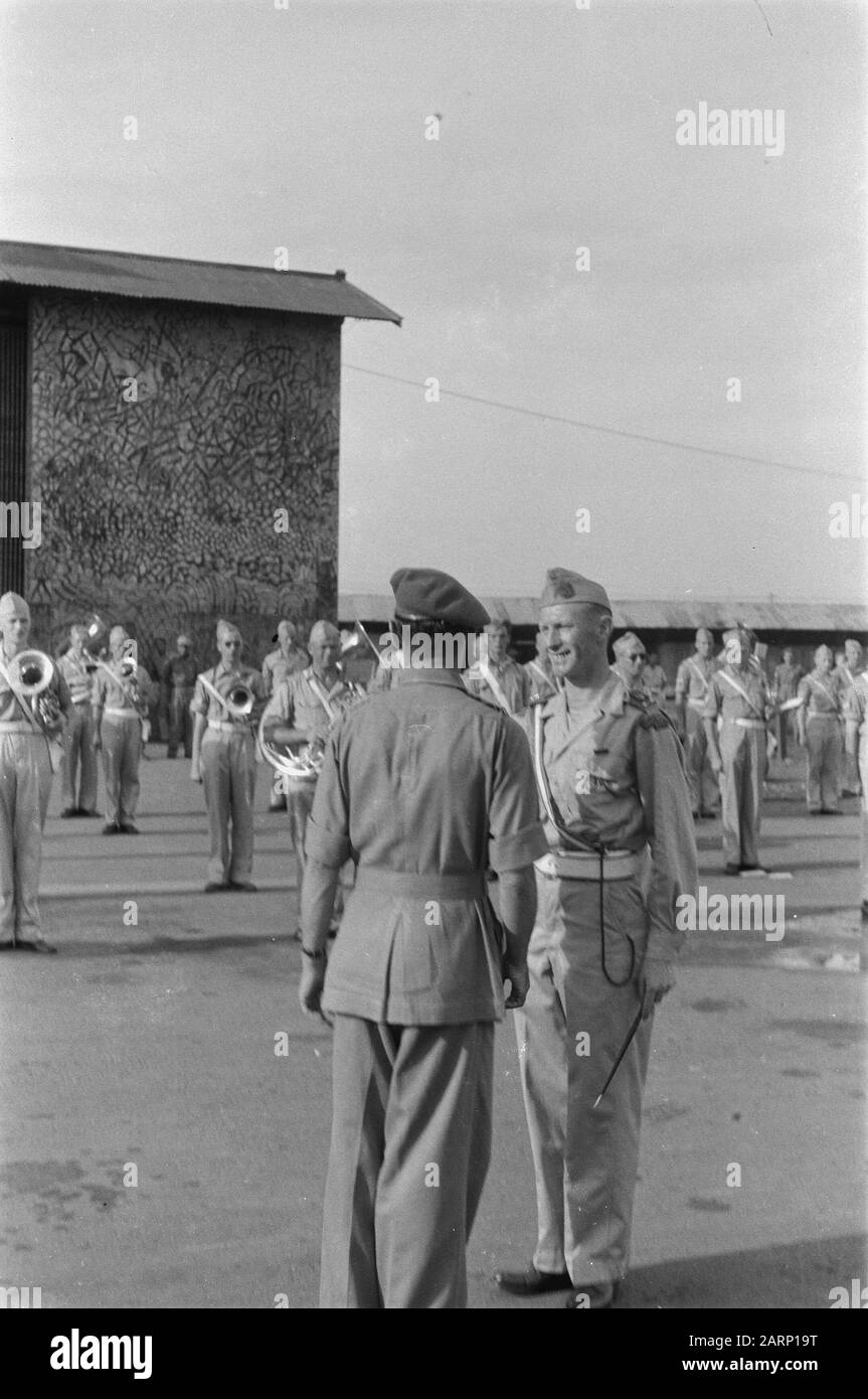 Départ du Maj-Gén MacDonald (commandant de la 23 Division d'infanterie indienne) Kemajoran.Major général MacDonald remercie la Chapelle du Prince Bernhard Chapel, lieutenant de Graaf Date : 29 novembre 1946 lieu : Indonésie, Antilles néerlandaises Banque D'Images