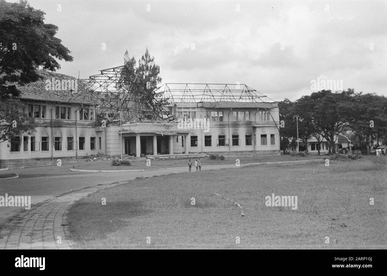 Brugherstelling de la route de Malang, inscription sur la villa Singosari [Ruin de l'Hôtel de ville de Malang, largement détruit] Date: 4 novembre 1947 lieu: Indonésie, Java, Pays-Bas Indes de l'est Banque D'Images
