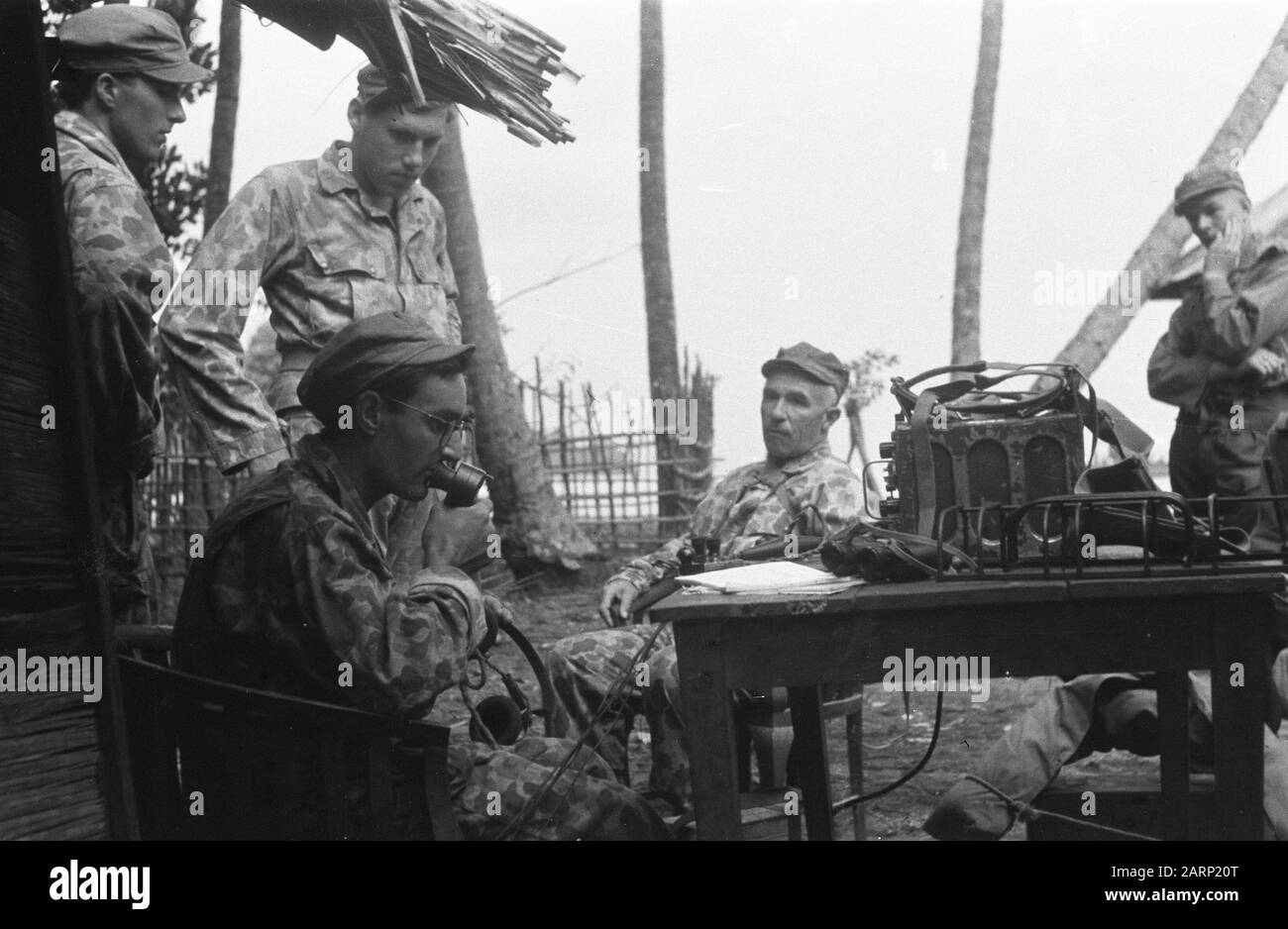 Action De Purification Bangoes Bay, Padang Soengai Pisang. Dans une action de purification dans cette zone côtière aquatique, la radio prouve son indispensibilité. Le commandant est constamment en contact avec les patrouilles et coordonne leurs mouvements Date : 5 octobre 1947 lieu : Indonésie, Antilles néerlandaises de l'est, Sumatra Banque D'Images