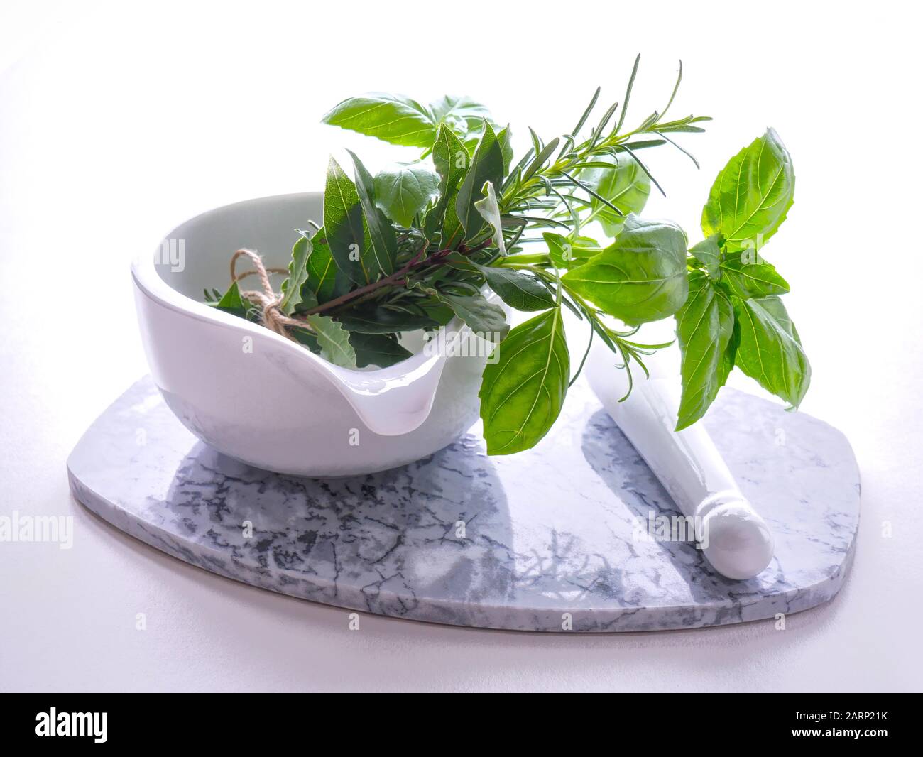 Herbes fraîches et aromatiques avec mortier - basilic, romarin, feuille de Laurier Banque D'Images