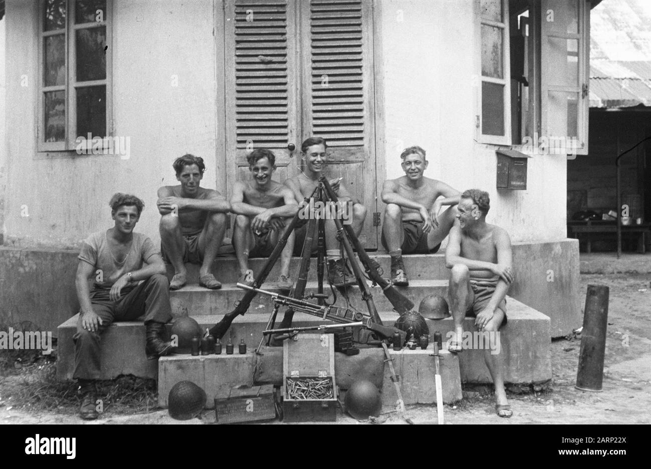 Action De Purification Bangoes Bay, Padang Soengai Pisang. Pour cette section, il y a lieu d'être satisfait du résultat de la patrouille de purification; tout un arsenal est tombé dans ses mains Annotation: Un arsenal saisi, la plupart d'origine japonaise Date: 5 octobre 1947 lieu: Indonésie, Antilles néerlandaises de l'est, Sumatra Banque D'Images