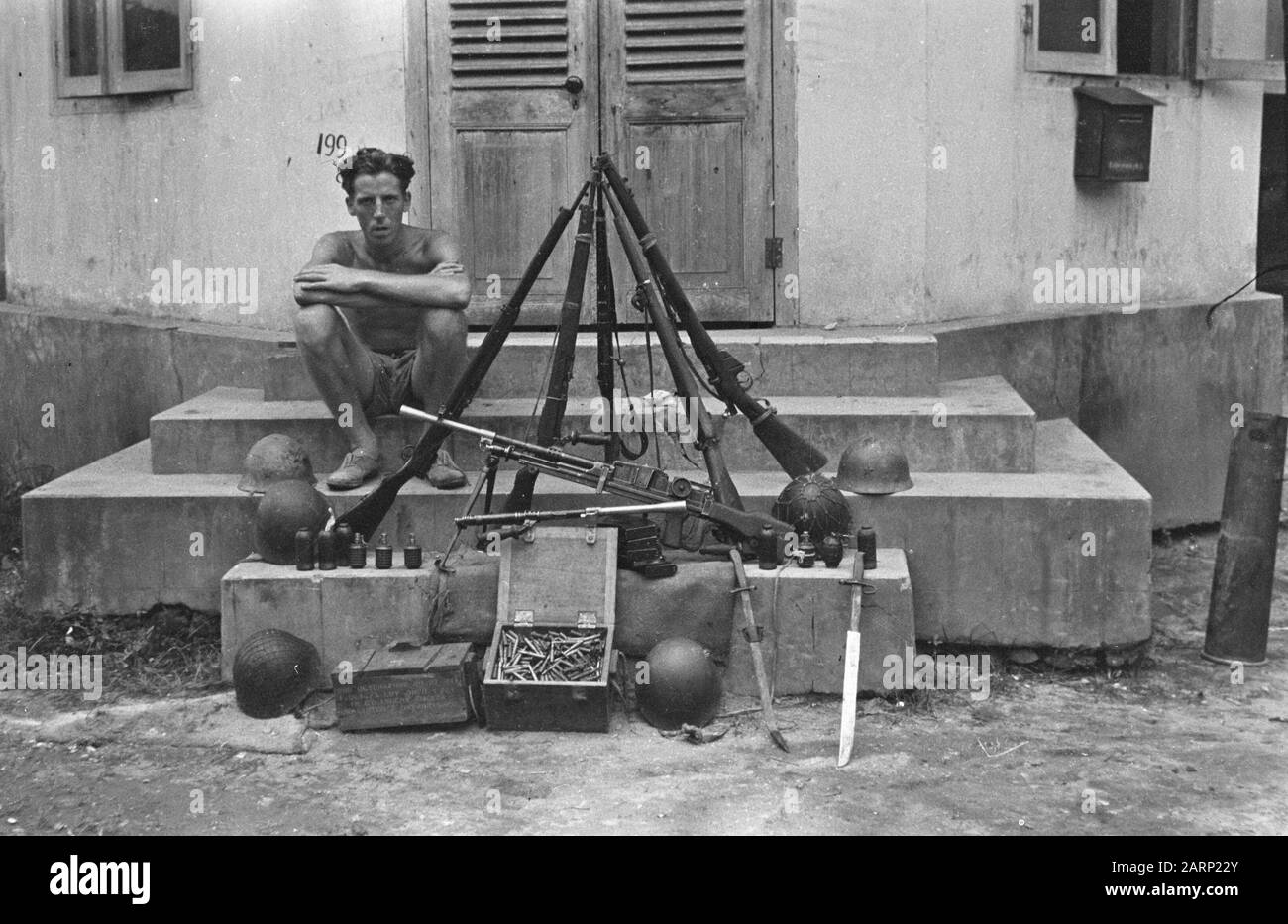 Action De Purification Bangoes Bay, Padang Soengai Pisang. Jonkers (de Lunteren) ou Tuan Piet, comme il est appelé, dans le résultat sur lequel la patrouille de purification a saisi Annotation: Un arsenal saisi, la plupart d'origine japonaise Date: 5 octobre 1947 lieu: Indonésie, Antilles orientales néerlandaises, Sumatra Banque D'Images