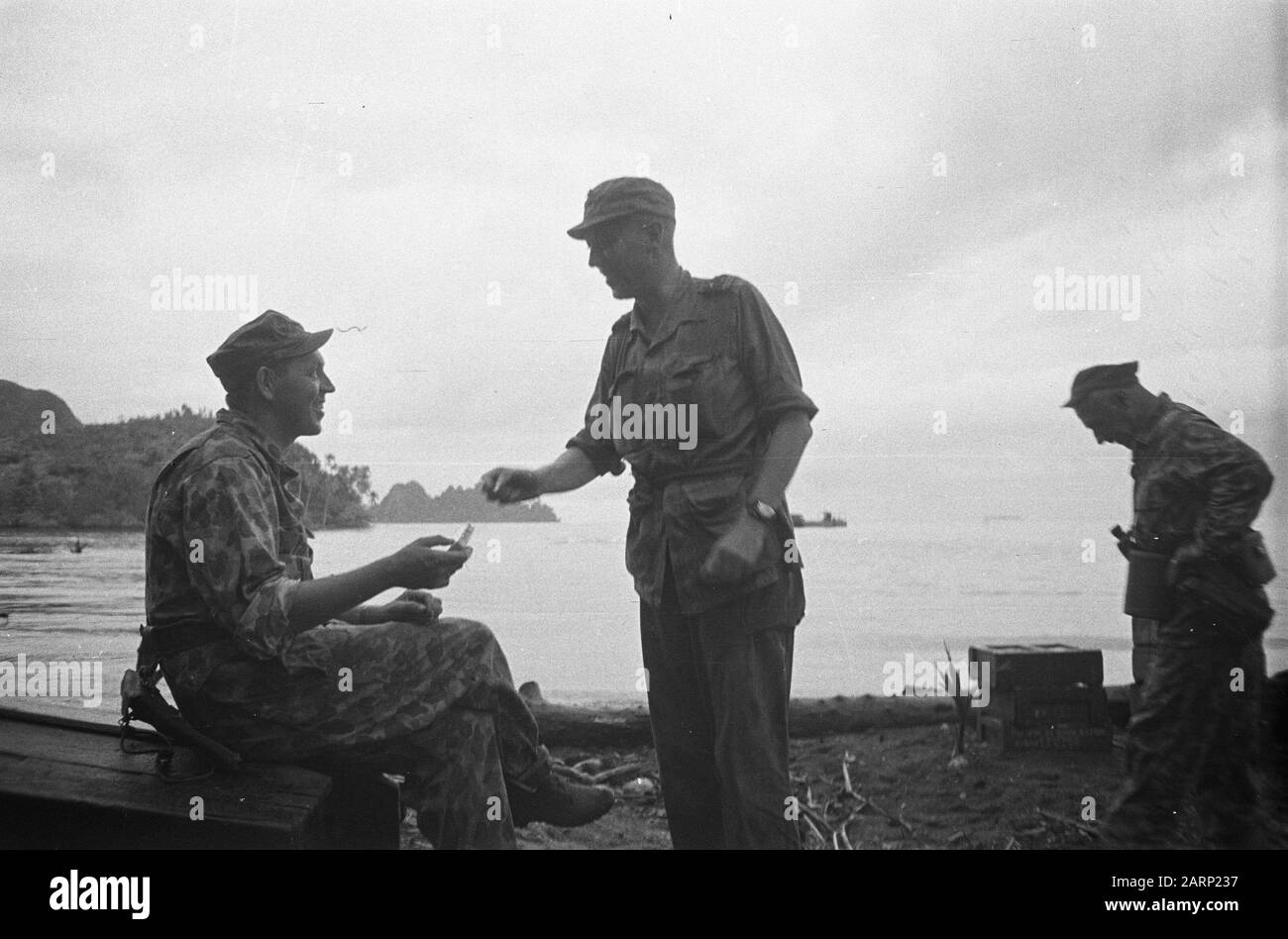 Action De Purification Bangoes Bay, Padang Soengai Pisang. La partie de la visite de patrouille a été atteinte et avant que la retraite à travers la zone côtière marécageuse et humide soit acceptée, les capitaines Rietveld et Bleeker prennent un certain temps pour une cigarette Date: 5 octobre 1947 lieu: Indonésie, Hollandais East Indies, Sumatra Banque D'Images